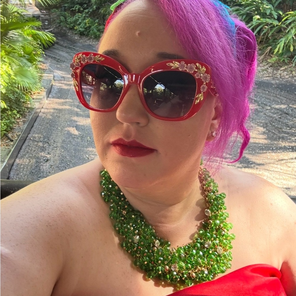 Elegant Green and Gold Statement Necklace - Picture 3 of 3